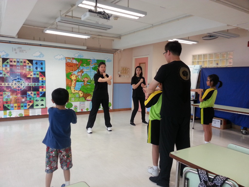 梁錦棠詠春同學會舉行詠春義班班，教導香港保護兒童會的小童成員簡單的詠春技巧