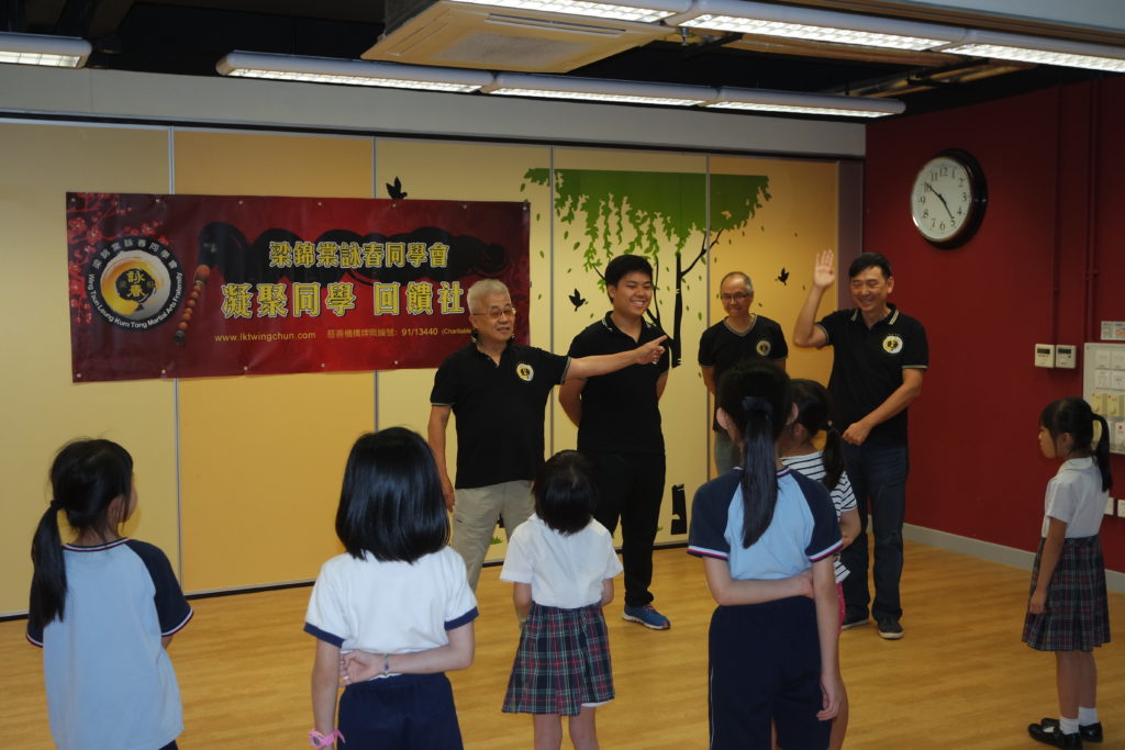 梁錦棠師父率領一眾弟子到訪YMCA 會所，教授小朋友詠春拳。