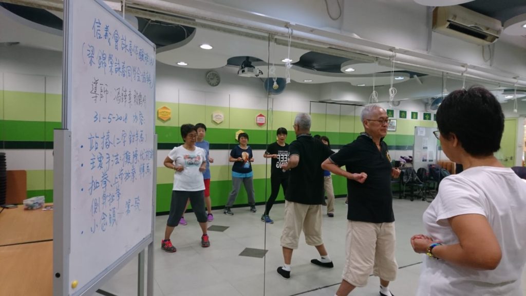 本會導師馮鏵章帶領學員練習詠春基本小念頭。