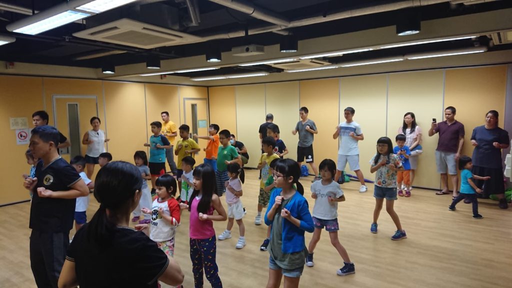 香港中華基督教青年會的兒童會員一同學習詠春。