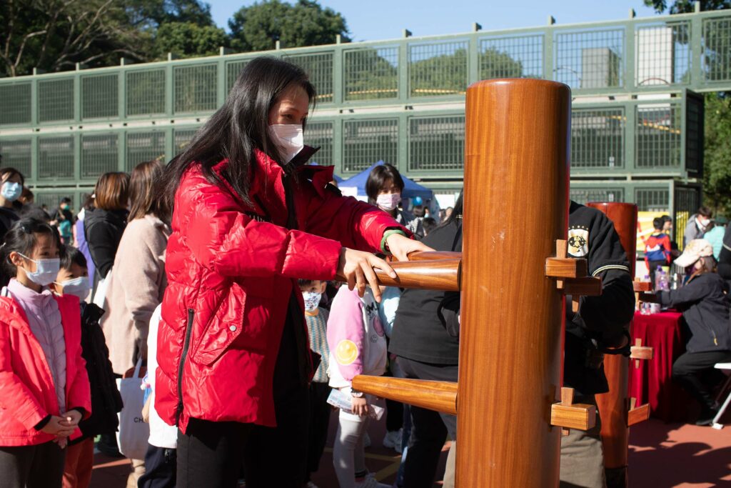 市民大眾有機會親自打木人樁，領略中國武術的趣味